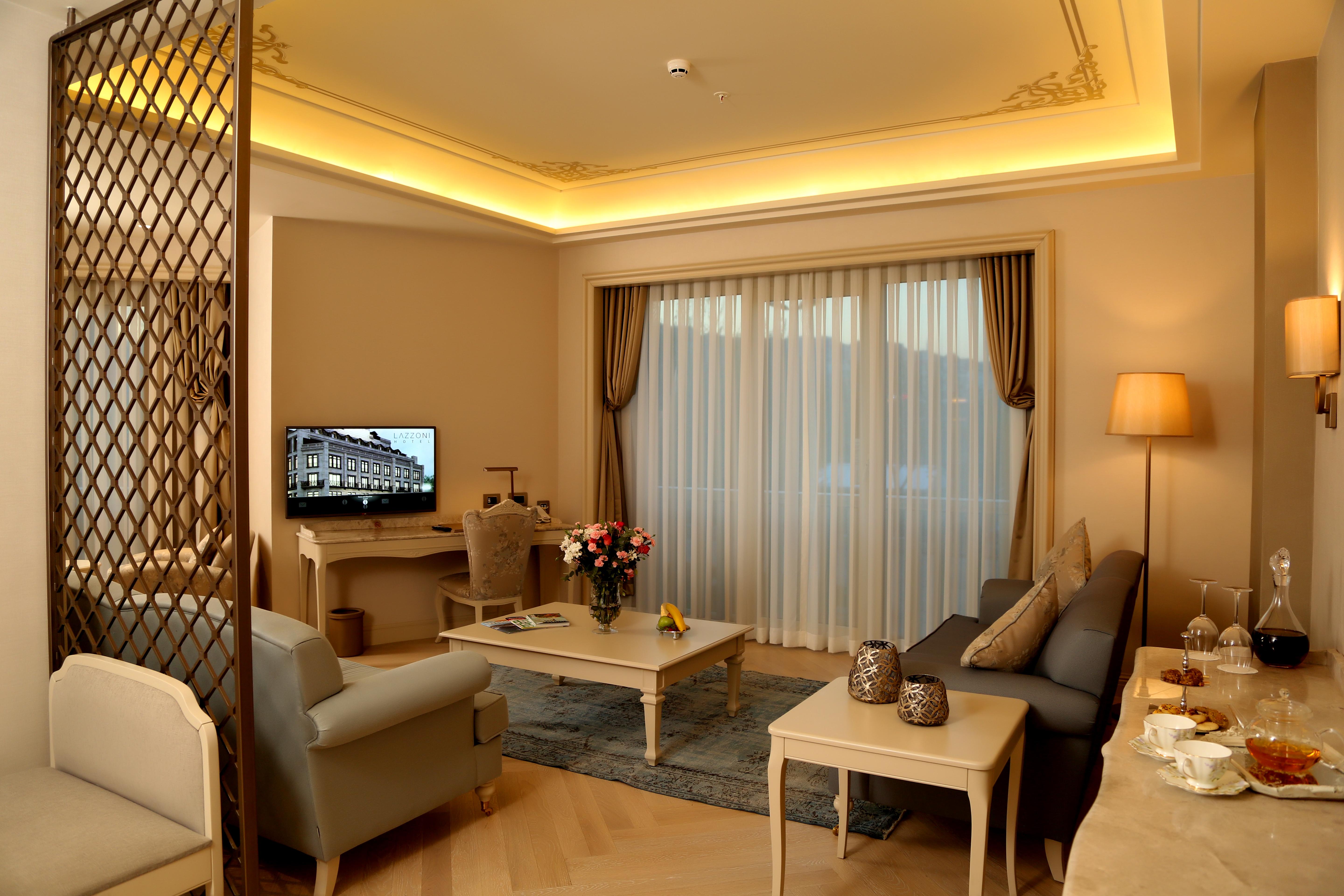 Lazzoni Hotel Istanbul Exterior foto A living room in a suite at the hotel